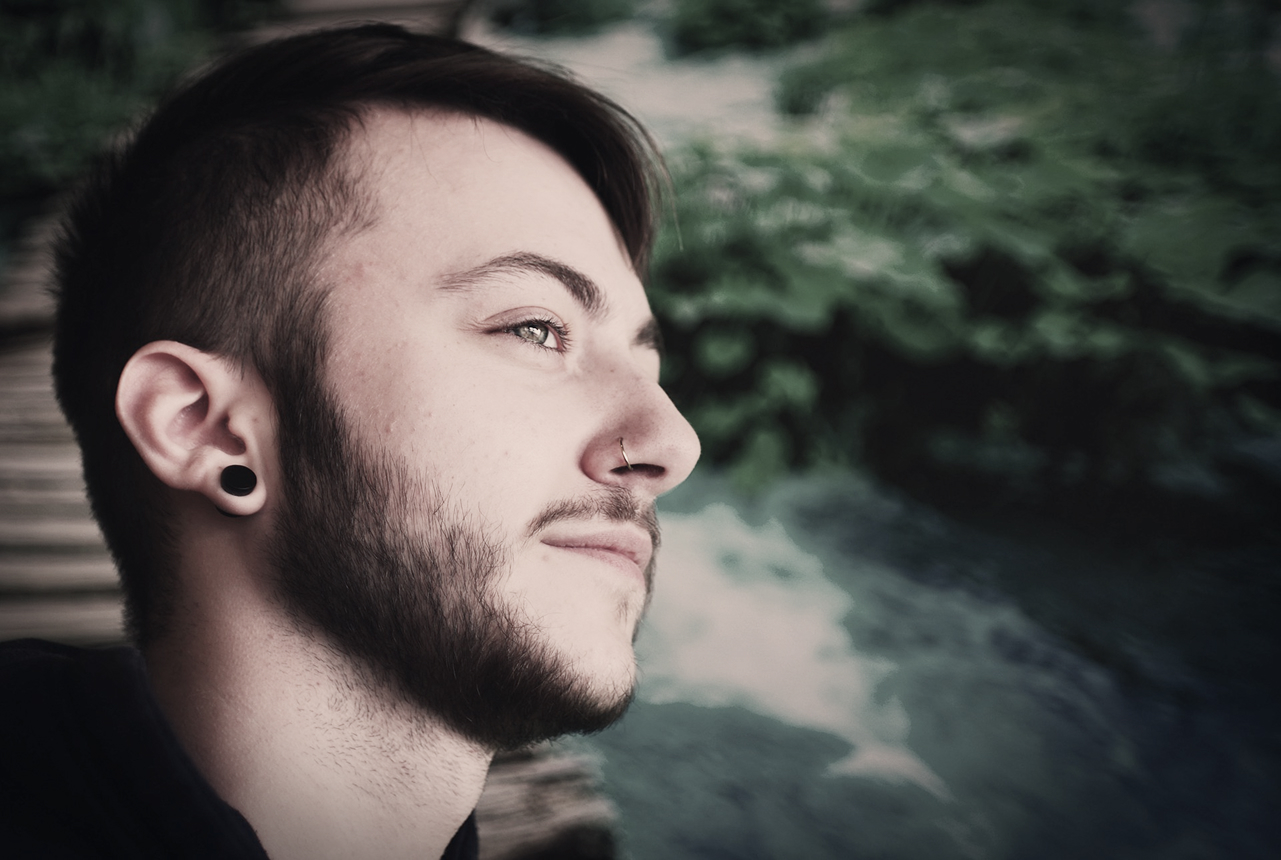 Zuversichtlicher junger Mann mit Bart